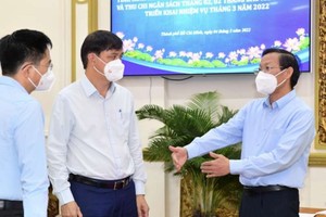 市人委會主席潘文邁和與會代表交流。