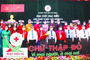 　　本市、第八郡領導與郡紅十字會第九屆代表合影。