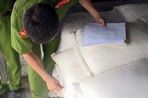 隆慶市公安查疑似走私砂糖。