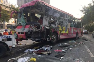 臥鋪客車追尾水槽車 致多人受傷