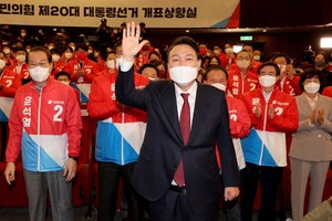 韓國民力量黨候選人尹錫悅(前)在總統選舉中獲勝後揮手致意。