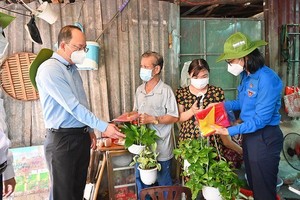 團員、青年向民眾贈送國旗和綠樹。