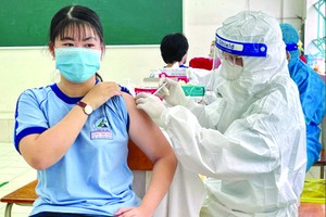 學生接種疫苗。