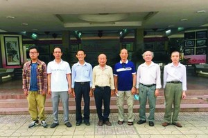 　　從右起：盧建機畫家、李炳全畫家、陸金畫家、人民 藝人張路（右四）、鄭輝畫家、陳雨朋畫家、張家俊畫家。