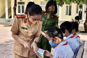 交警向學生宣傳交通法。