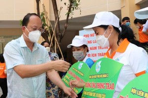 市委副書記阮胡海送樹苗給婦女會員。