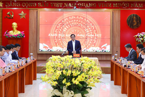 政府總理范明政與慶和省省委常務處舉行工作會議。