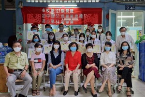 校委及老師與畢業生合照。