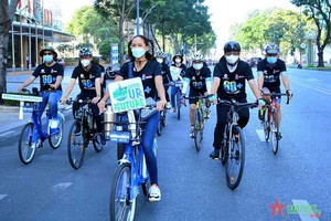 地球一小時活動大使越南小姐赫姮尼依參加騎自行車遊行。