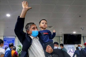 僑胞高興回到祖國懷抱。