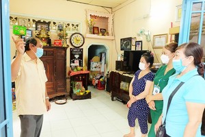 第七郡新富坊第五街坊區第十五區域黨支部黨委考察為 黎黃方南新兵修房。