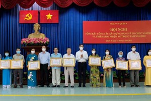 市委副書記阮胡海向出色完成任務幹部、黨員頒發獎狀。