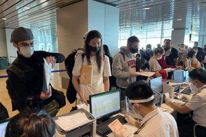 國際遊客在機場辦理入境手續。