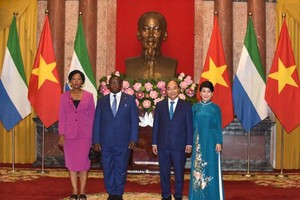 國家主席阮春福和夫人迎接塞拉利昂共和國總統朱利葉斯‧馬達比奧攜夫人。