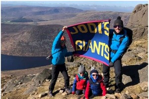 兩兄弟在父母陪同下攀登多座大山。