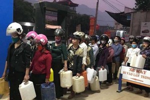 不少民眾使用塑料瓶、塑膠桶購買汽油儲存以逐漸使用。圖源：互聯網