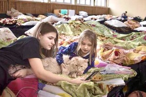 逃離烏克蘭的人們呆在波蘭盧布林附近臨時避難所。