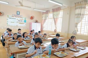 第三郡潘廷逢小學校學生的午餐時間一瞥。