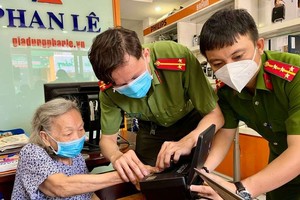 2021年12月，富潤郡第五坊公安幹部到府為長者辦理芯片 公民身份證。