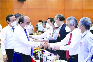 國家主席阮春福與各代表交流。