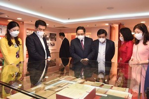 　政府總理范明政參觀統計部門的實物陳列。