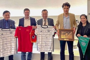 兩國足協代表合影留念。