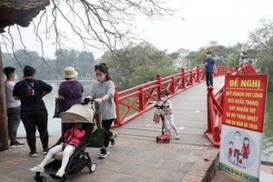 　　衛生部在本月15日頒佈的入境人士防疫文本指出：未接種 新冠疫苗或未曾感染新冠病毒的兩歲以下嬰兒仍可以隨同家長 和親人入境越南，並參加室外活動。