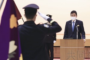 3月17日，日本自衛隊網絡防衛隊成立並在防衛省舉行了授予司令旗的儀式。右為防衛相岸信夫。（共同社）