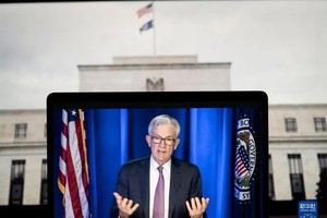 美聯儲臨時主席鮑威爾在華盛頓出席線上新聞發佈會。