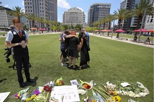 民眾悼念佛州槍擊案的一景。(圖:美聯社)