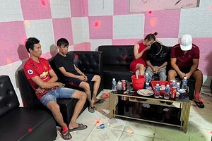 12 人聚集吸毒被人贓並獲