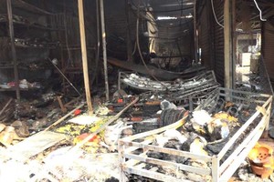 64個攤位付諸一炬，概算損失上百億元。圖源：互聯網