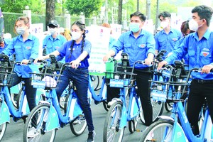　　在市區各條街道騎自行車 遊行宣傳環保。