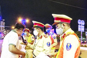 交警檢查司機酒精濃度。