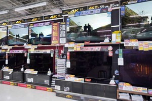 3月22日，為節約用電，日本東京一家商場關閉一部分展示電視。