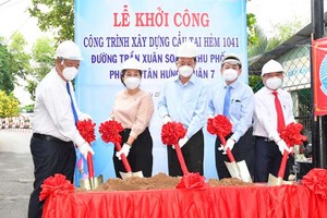 第七郡動工架設橋樑與拓寬巷道