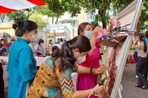 第五郡婦聯會參加插花比賽。