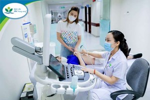 醫生為兒童看病。