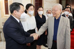 黨中央總書記阮富仲與和平省幹部交談。