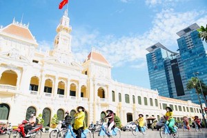 各階層婦女響應本市2022年長衫活動。