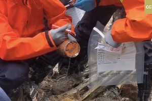 發現中國東方航空公司的波音737-800黑匣子之一。（CGTN截圖，通過中國日報）