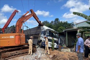 卡車失控闖進食肆致８人傷亡