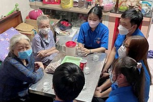 團員探訪華人革命老前輩曾女和梁金英。