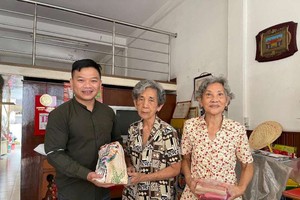 招要貞與招惠芳把莊蘭香姑婆的遺物贈給“西堤華人文化陳列室”計劃。