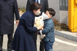 一名小朋友向韓前總統朴槿惠（左）獻花。