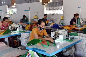 位於南定縣春長縣春新鄉的玄丙公司縫紉出口手提袋一瞥。