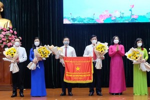 市人委會副主席潘氏勝向心平郡頒發政府總理競賽錦旗。圖源：互聯網