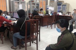 感染新冠肺炎的勞工在舊邑郡第五坊人委會辦理完成隔離的確認書領取手續。