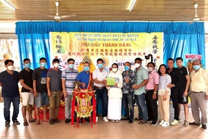 黎寶俊秀（左六）與親友接過所投得的“觀音慈袍-打金花-金玉滿堂-大龍香” 後留影。