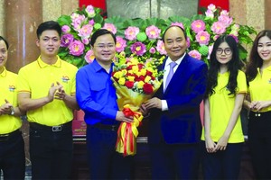 國家主席阮春福送花祝賀模範年輕人才。